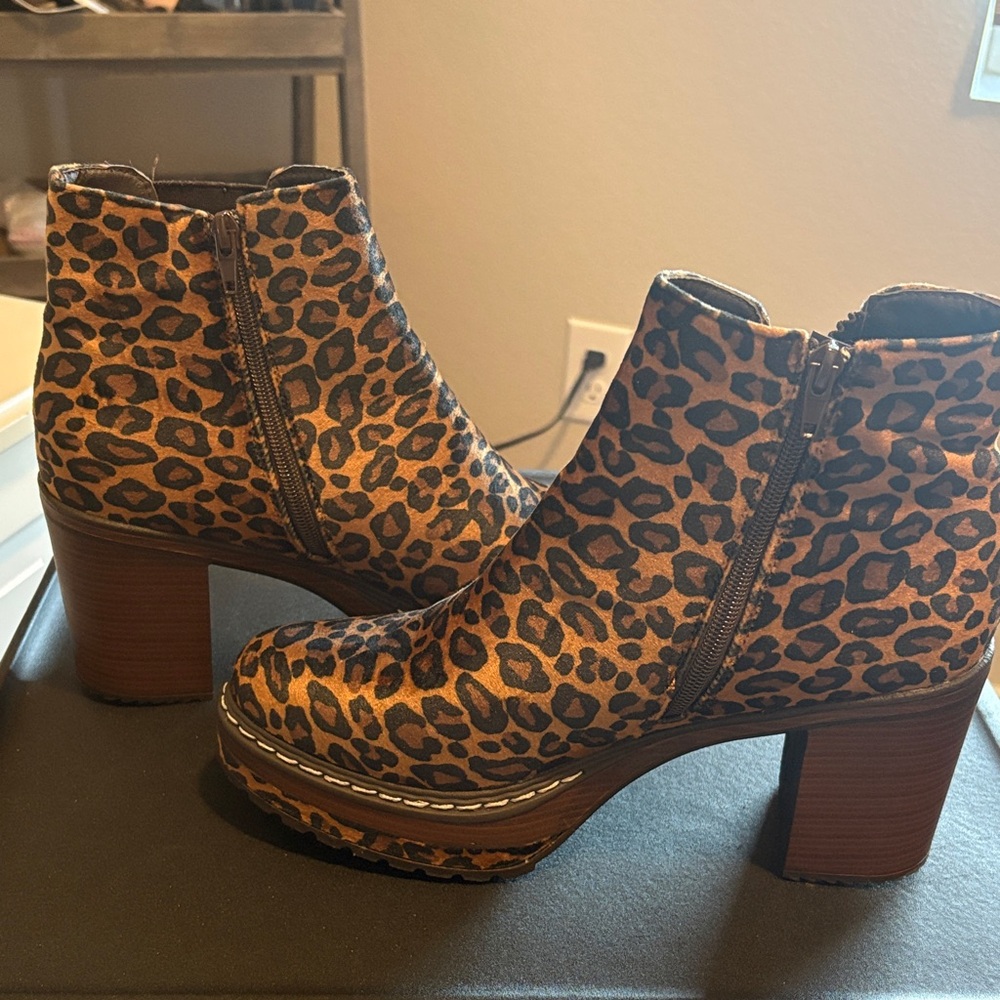 Pierre Dumas Leopard Print Chelsea Platform Booties - Brown/Black NWOT - Picture 4 of 4